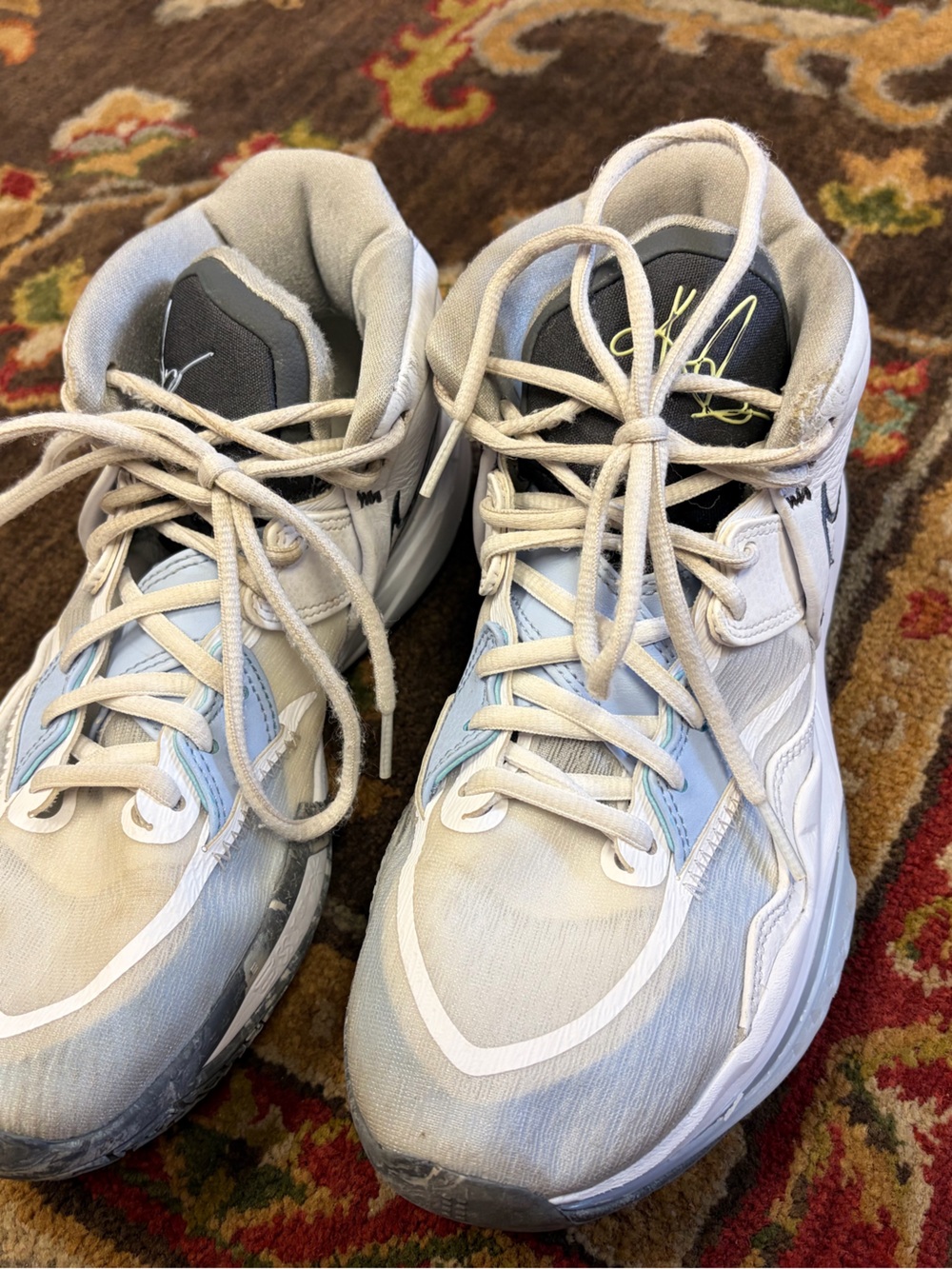 Women’s NikeKyrie Infinity basketball/volleyball ball shoe.